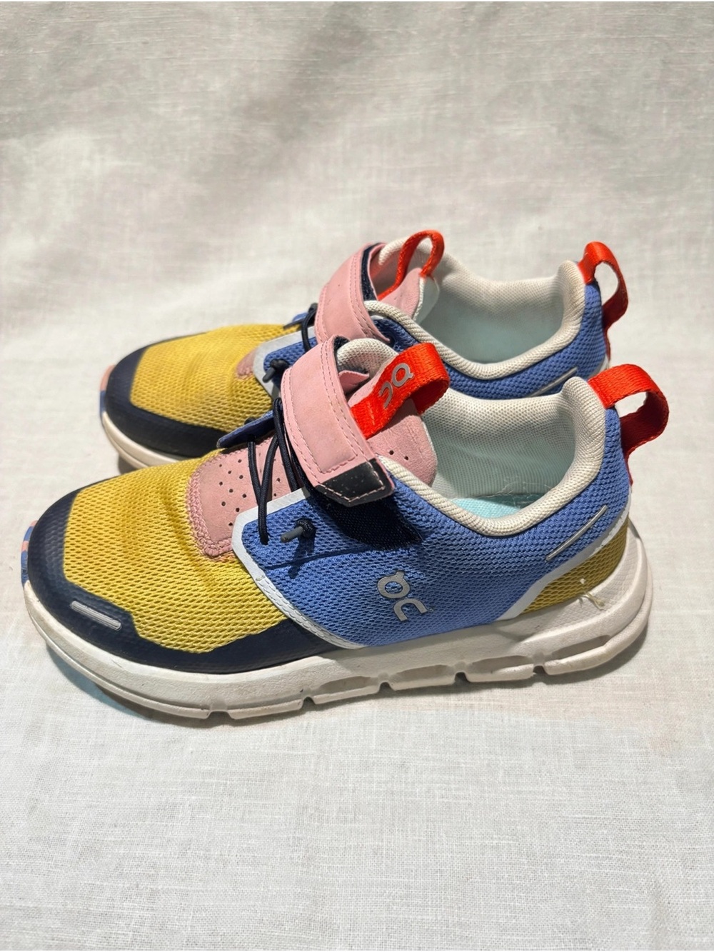 On Cloud Play Kids Sneakers – Size 12.5K